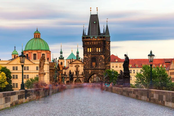 Prag 'daki Charles Köprüsü' nde bulanık turistler, Çek Cumhuriyeti. Charles Bridge (Karluv Most) ve Old Town Tower. Vltava Nehri ve Charles Köprüsü. Dünya seyahati, gezi ve turizm kavramı.