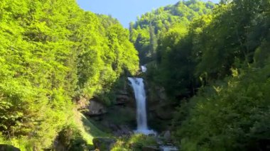 İsviçre, Bernese Oberland 'deki Giessbach Şelaleleri. Giessbach şelalesi Interlaken İsviçre 'deki Brienz Gölü' ne akar. Brienz Gölü 'ndeki Giessbach Şelalesi İsviçre' deki Bernese Oberland 'de..