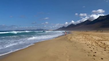 Uçsuz bucaksız ufku olan harika Coffee Plajı. Arka planda volkanik tepeler ve Atlantik Okyanusu. Coffee Beach, Fuerteventura, Kanarya Adaları, İspanya. Playa de Coffee, Fuerteventura, Kanarya Adaları.