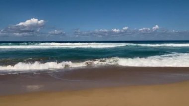 Uçsuz bucaksız ufku olan harika Coffee Plajı. Arka planda volkanik tepeler ve Atlantik Okyanusu. Coffee Beach, Fuerteventura, Kanarya Adaları, İspanya. Playa de Coffee, Fuerteventura, Kanarya Adaları.