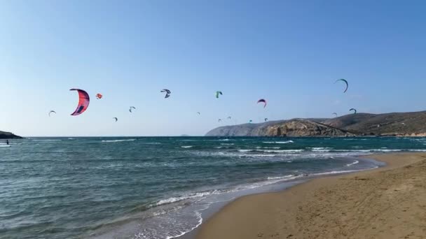 Surfers Prasonisi Beach Rhodes Island Greece Kiteboarder Kitesurfer Athlete Performing — Vídeo de stock