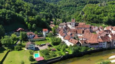 İsviçre 'nin Doubs Nehri üzerindeki Saint-Ursanne kasabası. İsviçre 'nin Jura kantonunda Porrentruy ilçesine bağlı Saint-Ursanne köyü. Aziz Ursanne, Jura, Suisse