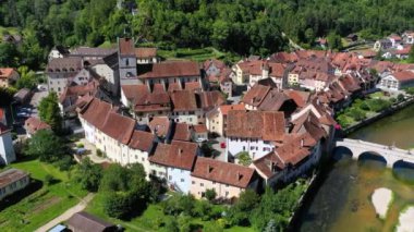 İsviçre 'nin Doubs Nehri üzerindeki Saint-Ursanne kasabası. İsviçre 'nin Jura kantonunda Porrentruy ilçesine bağlı Saint-Ursanne köyü. Aziz Ursanne, Jura, Suisse