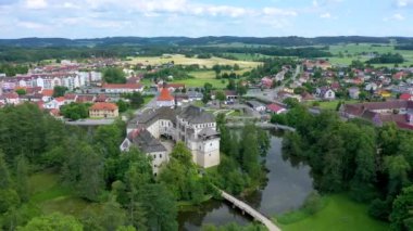 Strakonice yakınlarındaki Blatna kalesi, Güney Bohemya, Çek Cumhuriyeti. Ortaçağ Blatna su kalesinin havadan görünüşü, Çek Cumhuriyeti 'nin Güney Bohem Bölgesi' ndeki park ve gölleri, Blatna 'yı kuşattı..