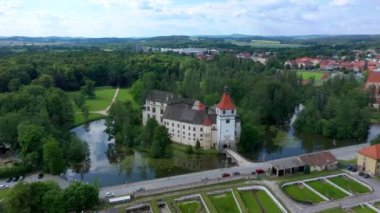 Strakonice yakınlarındaki Blatna kalesi, Güney Bohemya, Çek Cumhuriyeti. Ortaçağ Blatna su kalesinin havadan görünüşü, Çek Cumhuriyeti 'nin Güney Bohem Bölgesi' ndeki park ve gölleri, Blatna 'yı kuşattı..