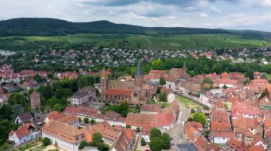 Fransa 'nın Alsace bölgesinde Wissembourg (Weienburg) kasabası. Wissembourg Tarihi Merkezi, Alsace, Fransa. Bas Rhin, Alsace, Fransa 'daki Wissembourg şehri.
