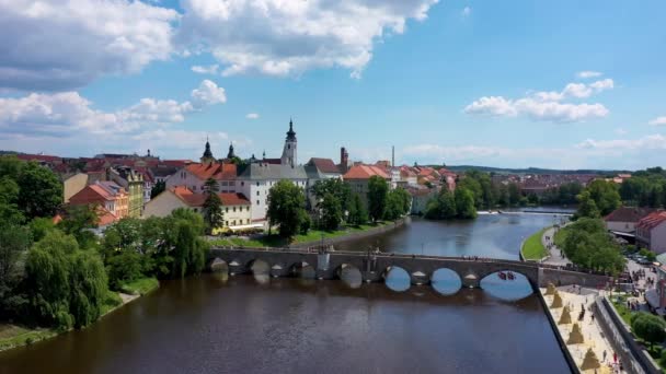 Medeltida Staden Pisek Och Historiska Stenbron Över Floden Otava Södra — Stockvideo