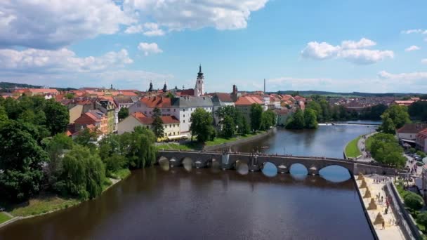 Kota Abad Pertengahan Pisek Dan Jembatan Batu Bersejarah Atas Sungai — Stok Video
