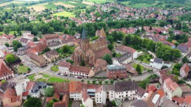 Fransa 'nın Alsace bölgesinde Wissembourg (Weienburg) kasabası. Wissembourg Tarihi Merkezi, Alsace, Fransa. Bas Rhin, Alsace, Fransa 'daki Wissembourg şehri.