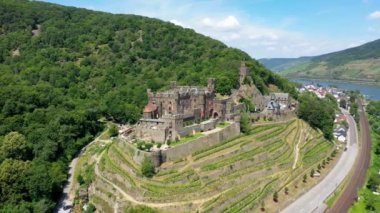 Clemenskapelle ile Reichenstein Şatosu, Ren Nehri 'nde Trechtingshausen. Orta Ren Vadisi, Rhineland-Palatinate, Almanya, Avrupa. Ortaçağ kaleleri vadisindeki Reichenstein kalesi.
