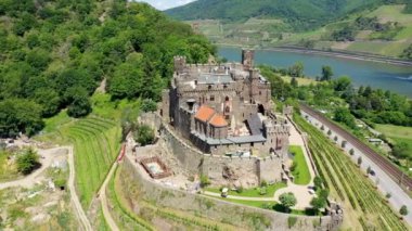 Clemenskapelle ile Reichenstein Şatosu, Ren Nehri 'nde Trechtingshausen. Orta Ren Vadisi, Rhineland-Palatinate, Almanya, Avrupa. Ortaçağ kaleleri vadisindeki Reichenstein kalesi.