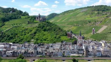 Bacharach panoramik görüntüsü. Bacharach, Almanya 'da Rhineland-Palatinate eyaletinde yer alan bir şehirdir. Bacharach, Almanya 'da Rhineland-Palatinate eyaletinde yer alan bir şehirdir.