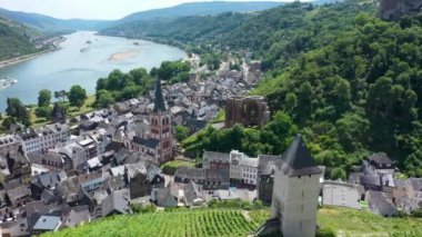 Bacharach panoramik görüntüsü. Bacharach, Almanya 'da Rhineland-Palatinate eyaletinde yer alan bir şehirdir. Bacharach, Almanya 'da Rhineland-Palatinate eyaletinde yer alan bir şehirdir.
