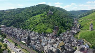 Bacharach panoramik görüntüsü. Bacharach, Almanya 'da Rhineland-Palatinate eyaletinde yer alan bir şehirdir. Bacharach, Almanya 'da Rhineland-Palatinate eyaletinde yer alan bir şehirdir.