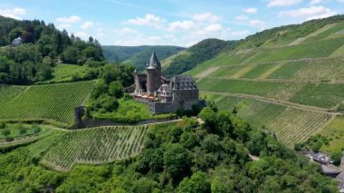 Bacharach panoramik görüntüsü. Bacharach, Almanya 'da Rhineland-Palatinate eyaletinde yer alan bir şehirdir. Bacharach, Almanya 'da Rhineland-Palatinate eyaletinde yer alan bir şehirdir.