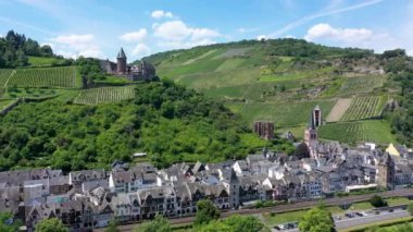 Bacharach panoramik görüntüsü. Bacharach, Almanya 'da Rhineland-Palatinate eyaletinde yer alan bir şehirdir. Bacharach, Almanya 'da Rhineland-Palatinate eyaletinde yer alan bir şehirdir.