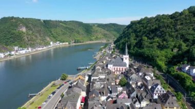 Almanya 'nın orta Ren Vadisi' nin yukarısındaki Oberwesel kasabasına bakın. Oberwesel kasabası ve Meryem Kilisesi, Orta Ren, Almanya, Rhineland-Palatinate. Rhein Nehri 'nin nehir kıyısındaki Oberwesel kasabası..