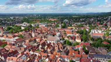 Almanya 'nın Ettlingen şehrinde Alb nehri ile. Alb Nehri ile Almanya 'nın Ettlingen eyaletinde yer alan bir şehirdir. Ettlingen, Baden Wurttemberg, Almanya. 