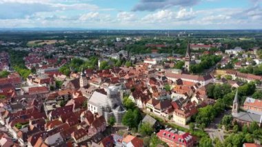 Almanya 'nın Ettlingen şehrinde Alb nehri ile. Alb Nehri ile Almanya 'nın Ettlingen eyaletinde yer alan bir şehirdir. Ettlingen, Baden Wurttemberg, Almanya. 
