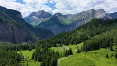 Güneşli bir yaz gününde Bluemlisalp dağıyla ünlü Oeschinensee. Oeschinensee gölü manzarası. İsviçre Alpleri, Kandersteg. İnanılmaz turnuva Oeschinnensee şelaleleri, İsviçre.
