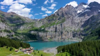 Güneşli bir yaz gününde Bluemlisalp dağıyla ünlü Oeschinensee. Oeschinensee gölü manzarası. İsviçre Alpleri, Kandersteg. İnanılmaz turnuva Oeschinnensee şelaleleri, İsviçre.