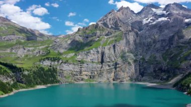 Güneşli bir yaz gününde Bluemlisalp dağıyla ünlü Oeschinensee. Oeschinensee gölü manzarası. İsviçre Alpleri, Kandersteg. İnanılmaz turnuva Oeschinnensee şelaleleri, İsviçre.