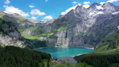 Güneşli bir yaz gününde Bluemlisalp dağıyla ünlü Oeschinensee. Oeschinensee gölü manzarası. İsviçre Alpleri, Kandersteg. İnanılmaz turnuva Oeschinnensee şelaleleri, İsviçre.