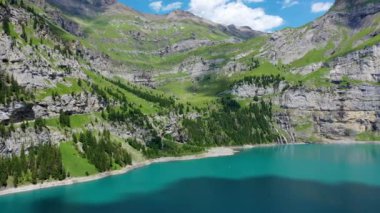 Güneşli bir yaz gününde Bluemlisalp dağıyla ünlü Oeschinensee. Oeschinensee gölü manzarası. İsviçre Alpleri, Kandersteg. İnanılmaz turnuva Oeschinnensee şelaleleri, İsviçre.