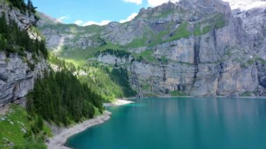 Güneşli bir yaz gününde Bluemlisalp dağıyla ünlü Oeschinensee. Oeschinensee gölü manzarası. İsviçre Alpleri, Kandersteg. İnanılmaz turnuva Oeschinnensee şelaleleri, İsviçre.