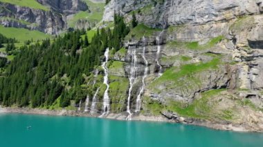 Güneşli bir yaz gününde Bluemlisalp dağıyla ünlü Oeschinensee. Oeschinensee gölü manzarası. İsviçre Alpleri, Kandersteg. İnanılmaz turnuva Oeschinnensee şelaleleri, İsviçre.