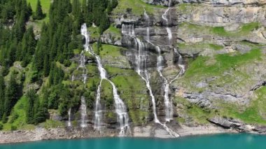Güneşli bir yaz gününde Bluemlisalp dağıyla ünlü Oeschinensee. Oeschinensee gölü manzarası. İsviçre Alpleri, Kandersteg. İnanılmaz turnuva Oeschinnensee şelaleleri, İsviçre.