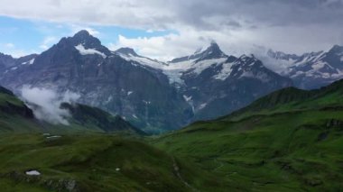 Şafakta Bachalpsee Gölü, Bernese Oberland, İsviçre. Alp dağının manzarası. Schreckhorn ve Wetterhorn. İsviçre Alpleri, Grindelwald Vadisi, Interlaken, Avrupa, İsviçre.