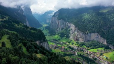 Ünlü Lauterbrunnen kasabası ve Staubbach şelalesi, Bernese Oberland, İsviçre, Avrupa. Lauterbrunnen Vadisi, Lauterbrunnen Köyü, Staubbach Sonbaharı ve İsviçre Alplerindeki Lauterbrunnen Duvarı..
