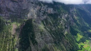 Ünlü Lauterbrunnen kasabası ve Staubbach şelalesi, Bernese Oberland, İsviçre, Avrupa. Lauterbrunnen Vadisi, Lauterbrunnen Köyü, Staubbach Sonbaharı ve İsviçre Alplerindeki Lauterbrunnen Duvarı..