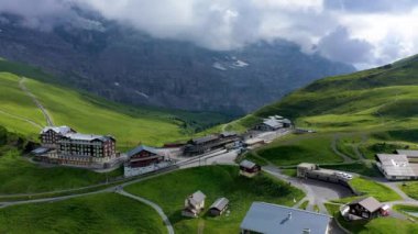 Kleine Scheidegg, İsviçre 'nin Bernese Oberland bölgesinde Eiger ve Lauberhorn zirveleri arasında yer alan ve 2061 m yükseklikte yer alan bir dağ geçididir..