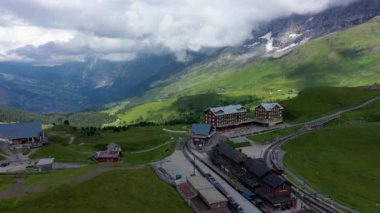 Kleine Scheidegg, İsviçre 'nin Bernese Oberland bölgesinde Eiger ve Lauberhorn zirveleri arasında yer alan ve 2061 m yükseklikte yer alan bir dağ geçididir..