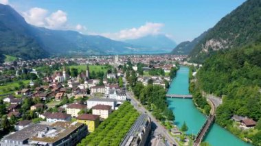 İsviçre 'deki Interlaken şehrinin hava manzarası. Interlaken kasabası, Eiger, Monch ve Jungfrau dağları ve Thun ve Brienz Gölü 'nün güzel manzarası. Interlaken, Bernese Oberland, İsviçre.