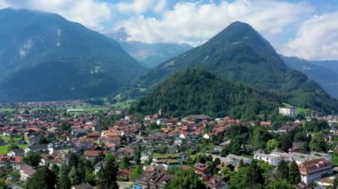 İsviçre 'deki Interlaken şehrinin hava manzarası. Interlaken kasabası, Eiger, Monch ve Jungfrau dağları ve Thun ve Brienz Gölü 'nün güzel manzarası. Interlaken, Bernese Oberland, İsviçre.