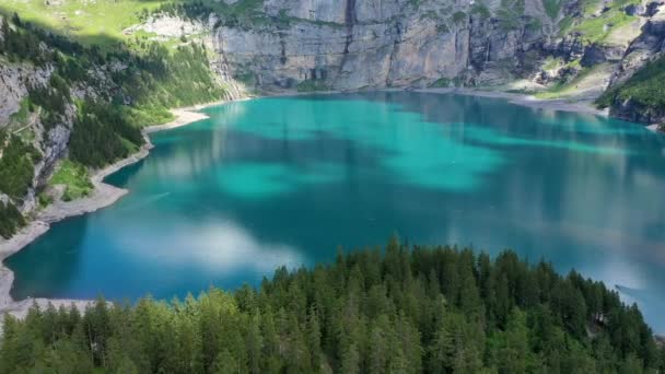 Słynny Oeschinensee Bluemlisalp Góry Słoneczny Letni Dzień Panorama Lazurowego Jeziora — Wideo stockowe