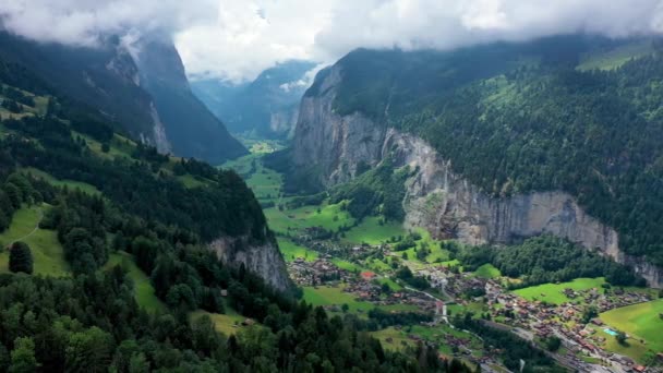 著名的Lauterbrunnen镇和Staubbach瀑布 Lauterbrunnen山谷 Lauterbrunnen村 Staubbach瀑布和瑞士阿尔卑斯山的Lauterbrunnen长城 — 图库视频影像