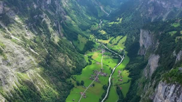 Lauterbrunnen Κοιλάδα Διάσημη Εκκλησία Και Καταρράκτη Staubbach Lauterbrunnen Village Berner — Αρχείο Βίντεο