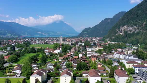 スイスのインターラーケン市の上空からの眺め インターラーケンの町 アイガー モンク Jungfruの山々とトゥン湖とブリエンツの美しい景色 インターラーケン Bernese Oberland スイス — ストック動画