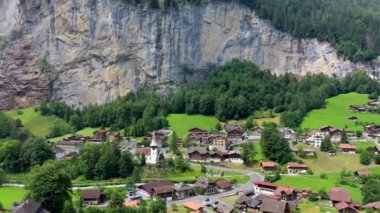 Ünlü Lauterbrunnen kasabası ve Staubbach şelalesi, Bernese Oberland, İsviçre, Avrupa. Lauterbrunnen Vadisi, Lauterbrunnen Köyü, Staubbach Sonbaharı ve İsviçre Alplerindeki Lauterbrunnen Duvarı..