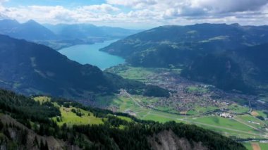 Schynige Platte 'den Brienz Gölü manzaralı Bernese Oberland, Bern Kantonu, İsviçre. İsviçre Alplerinde Schynige Platte adı verilen popüler dağ, hava manzaralı..