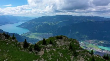 Schynige Platte 'den Brienz Gölü manzaralı Bernese Oberland, Bern Kantonu, İsviçre. İsviçre Alplerinde Schynige Platte adı verilen popüler dağ, hava manzaralı..