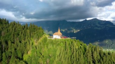 Harder Kulm 'un güzel tepesi İsviçre Interlaken' de yaz günbatımında. Arka planda Thun Gölü ve Brienz Turkuazı var. Interlaken üzerinden Harder Kulm 'un tepesinde çarpıcı bir manzara. Berner Oberland, İsviçre