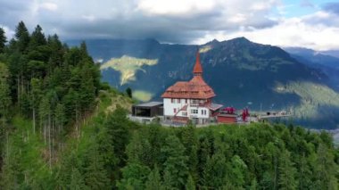 Harder Kulm 'un güzel tepesi İsviçre Interlaken' de yaz günbatımında. Arka planda Thun Gölü ve Brienz Turkuazı var. Interlaken üzerinden Harder Kulm 'un tepesinde çarpıcı bir manzara. Berner Oberland, İsviçre