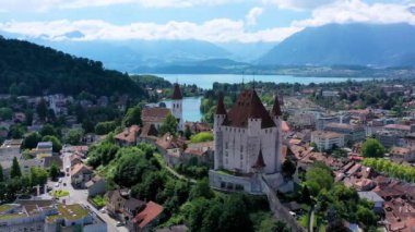 Thun şehrinin Alpleri ve Thunersee Gölü ile Panorama 'sı, İsviçre. Tarihsel Thun şehri ve Thun Gölü ile Bernese Highlands arka planda Alpler, Canton Bern, İsviçre.