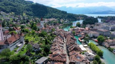 Thun şehrinin Alpleri ve Thunersee Gölü ile Panorama 'sı, İsviçre. Tarihsel Thun şehri ve Thun Gölü ile Bernese Highlands arka planda Alpler, Canton Bern, İsviçre.