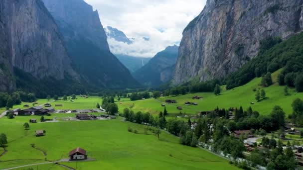 Lauterbrunnen Valley Famous Church Staubbach Waterfall Lauterbrunnen Village Berner Oberland — Stock Video